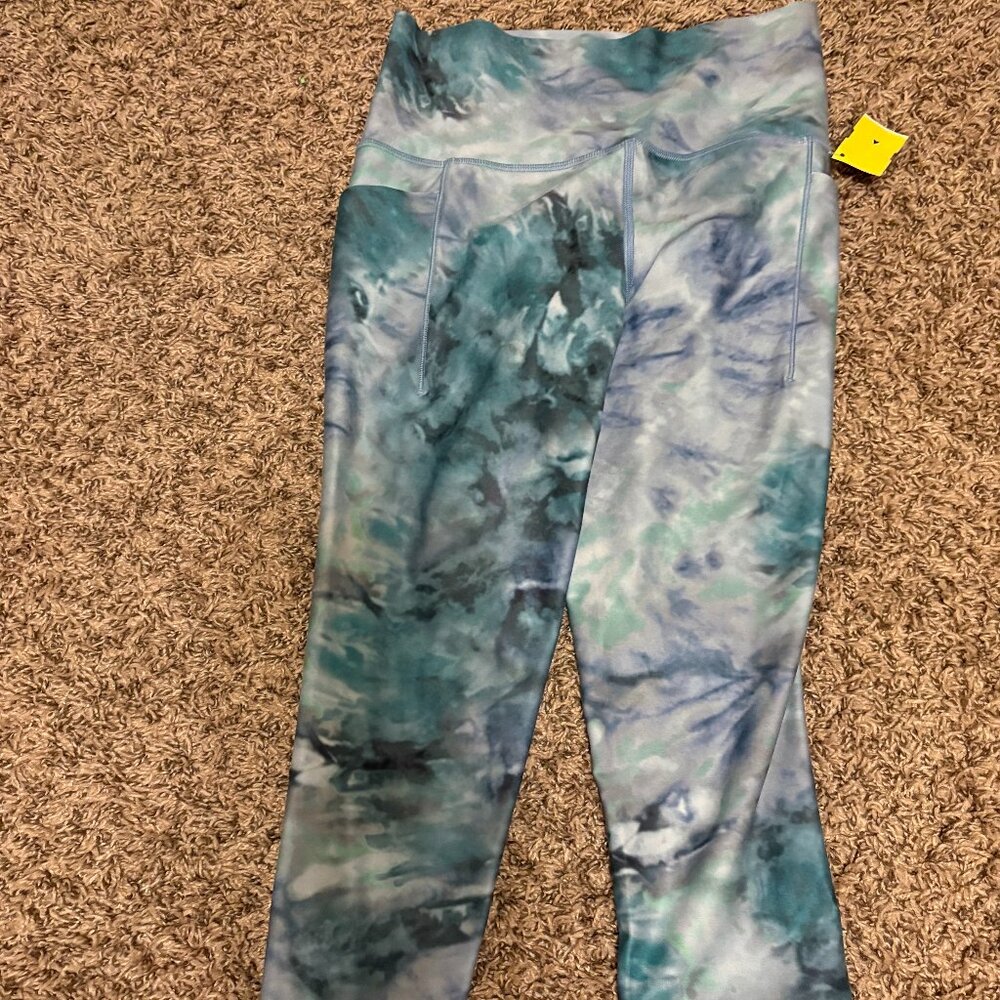 Athleta Salutation Stash Pocket II Capri Leggings Small Petite PS Abstract Blue